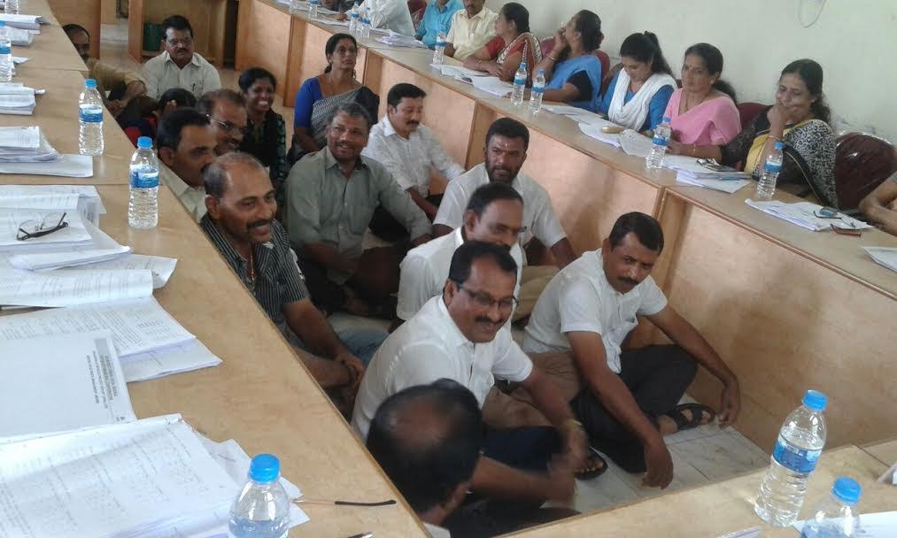 ನಗರಸಭೆಯಲ್ಲಿ ವಿಪಕ್ಷ ಸದಸ್ಯರಿಂದ ಸದನದ ಬಾವಿಗಿಳಿದು ಪ್ರತಿಭಟನೆ